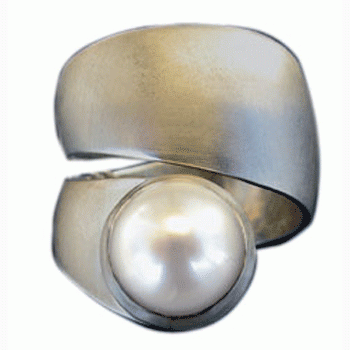 offener Ring mit Perle. feinmatt