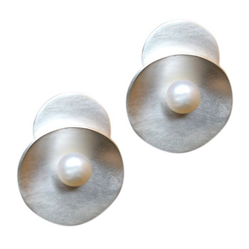 Silberohrstecker mit Zuchtperle, feinmatt | Plata Aktueller Pa`Ti in zeitloser - Eleganz Design-Silberschmuck